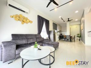 ein Wohnzimmer mit einem Sofa und einem Tisch in der Unterkunft JB SeaView with Balcony Country Garden Danga Bay for 6 Pax in Johor Bahru