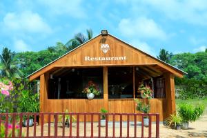 White Diamond Resort في ترينكومالي: مبنى مطعم عليه لافته