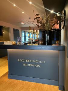 un cartel que dice que se encuentra en la recepción del hotel en Ågotnes Hotell & Motell, en Ågotnes