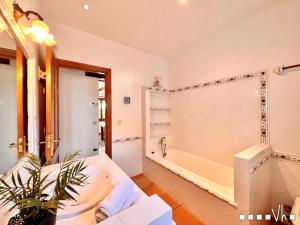 Ein Badezimmer in der Unterkunft VH CostaBlanca - MARIPOSA