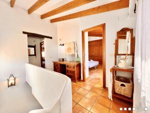 ein Wohnzimmer mit einem Tisch und einem Stuhl in der Unterkunft VH CostaBlanca - MARIPOSA in Benissa
