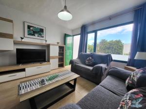 Televízia a/alebo spoločenská miestnosť v ubytovaní Gueldera Apartments