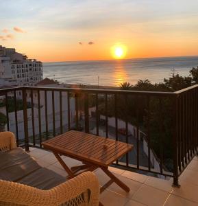 balcón con mesa y vistas al océano en Estrella one bedroom with pool, en Fuengirola