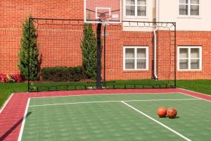 due palline da basket su un campo di fronte a un edificio di Residence Inn Chantilly Dulles South a Chantilly