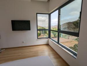 a room with large windows with a view of the mountains at Finca Pedra Molar in Órgãos