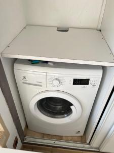 a white washer and dryer in a room at La Maison de la Mer - 1er Étage in Fos-sur-Mer
