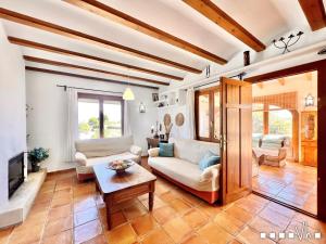 ein Wohnzimmer mit einer Couch und einem Tisch in der Unterkunft VH CostaBlanca - MARIPOSA in Benissa
