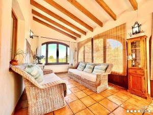 Ein Sitzbereich in der Unterkunft VH CostaBlanca - MARIPOSA