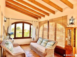 Ein Sitzbereich in der Unterkunft VH CostaBlanca - MARIPOSA