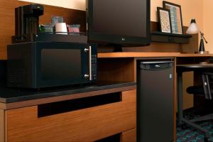 Kuchyň nebo kuchyňský kout v ubytování Fairfield Inn & Suites Weatherford