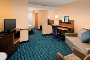 TV a/nebo společenská místnost v ubytování Fairfield Inn & Suites Weatherford