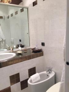 La salle de bains est pourvue d'un lavabo, de toilettes et d'une baignoire. dans l'établissement Appartamento "Renata" in residence Cap Roux Eze Borde de Mer Costa Azzurra, à Èze
