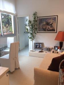 - un salon avec un lit et une table dans l'établissement Appartamento "Renata" in residence Cap Roux Eze Borde de Mer Costa Azzurra, à Èze