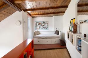 um quarto com uma cama num quarto com tectos em madeira em Casa Cueva Tejeda 2 dorm em Tejeda