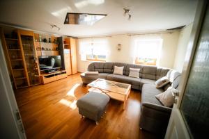 a living room with a couch and a coffee table at Ferienhaus Drasch in Lalling