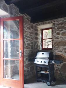 uma cozinha com um fogão e uma janela em Guest house Ana em Drnis
