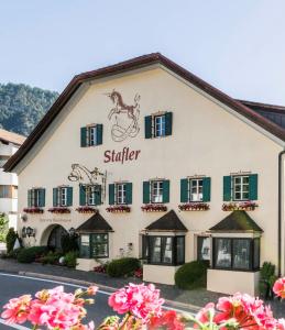 um edifício com um cavalo ao lado dele em Romantik Hotel & Restaurant Stafler em Vipiteno
