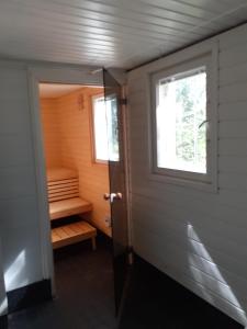 een kleine kamer met een sauna en een raam bij Huone Seesteisessä Mummolassa in Kalajoki
