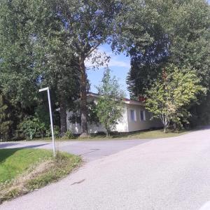 een huis aan de kant van een weg bij Huone Seesteisessä Mummolassa in Kalajoki