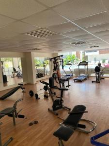 een fitnessruimte met veel fitnessapparatuur in een kamer bij Side’de havuzlu daire in Side