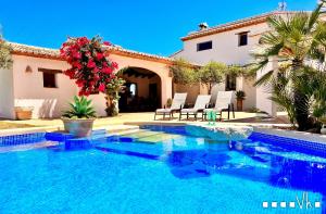 ein Swimmingpool vor einem Haus in der Unterkunft VH CostaBlanca - MARIPOSA in Benissa