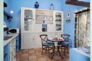 Mácher的住宿－El Piccolo，厨房拥有蓝色的墙壁,配有桌椅