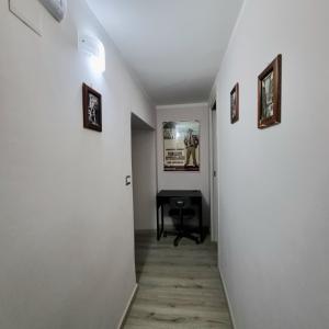pasillo con escritorio en una habitación con paredes blancas en Tiny Little Home - Casa Vacanze ad Uso Esclusivo, en Nápoles