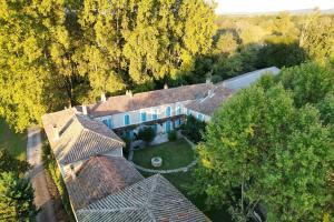 uma vista aérea de uma casa grande com árvores em Didgy 5 personnes em Pont-Saint-Esprit