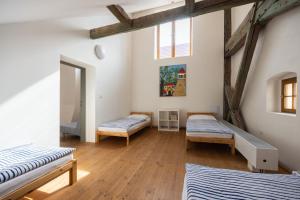 Postel nebo postele na pokoji v ubytování Zámecký Hostel Litomyšl