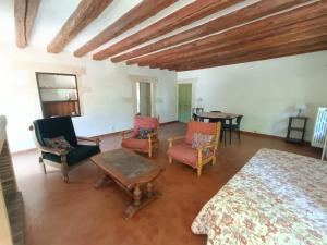 um quarto com uma cama, cadeiras e uma mesa em Didgy 5 personnes em Pont-Saint-Esprit