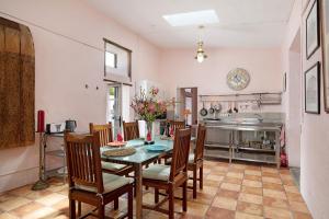 a kitchen and dining room with a table and chairs at El Cello in Mácher