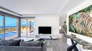 TV a/nebo společenská místnost v ubytování Villa Oceânica by LovelyStay