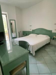 Postel nebo postele na pokoji v ubytování Albergo Olmitello - cucina vegetariana bio e tradizionale