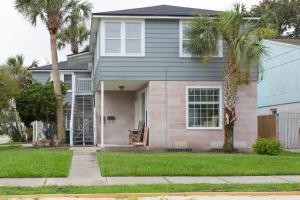 uma casa com uma palmeira no quintal da frente em NEW Listing! Centrally Located Property! Close to Everything! em Jacksonville Beach