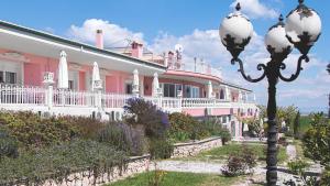 カテリーニにあるHotel Villa Sevastiの大きなピンクと白の建物
