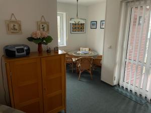 a kitchen and dining room with a table and a room at Seeblick Wohnung 111 mit Ostseeblick in Ostseebad Koserow