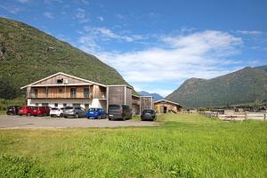 a group of cars parked in front of a building at Agriturismo L'isola del Cavallo 4 in Desco