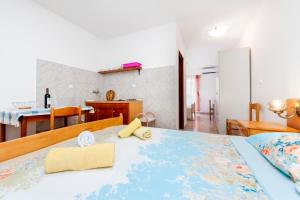 een slaapkamer met een bed met een weegschaal bij Luna Tsuki Two in Rovinj