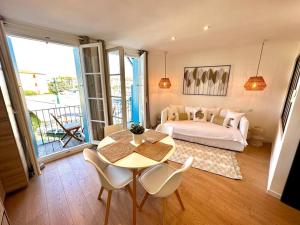 a living room with a table and a bed at Pura Vida, Port Grimaud in Grimaud