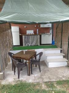 a tent with a table and chairs and a kitchen at B&B Villa Sabrina in Sonnino