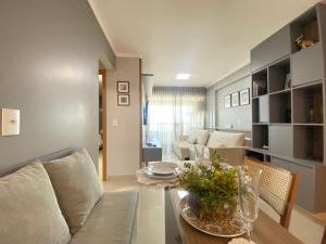 uma sala de estar com um sofá e uma mesa em Luxuoso 2Q St Bueno - 3101 em Goiânia