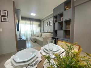 uma sala de jantar com uma mesa com pratos em Luxuoso 2Q St Bueno - 3101 em Goiânia