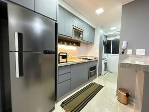 uma cozinha com um frigorífico de aço inoxidável em Luxuoso 2Q St Bueno - 3101 em Goiânia