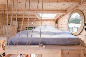 a swing bed in a tiny house at Tolles Tiny-Hausboot GÜNTER mit Dachterrasse in Hamburg