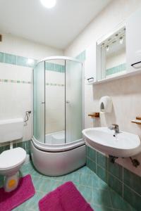 een badkamer met een glazen douche en een wastafel bij Luna Tsuki Two in Rovinj +20 foto's