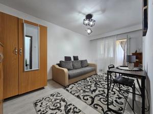 a living room with a couch and a table at Cluj Zorilor Residence in Cluj-Napoca