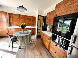 Η κουζίνα ή μικρή κουζίνα στο La villa June et Léon, un havre de paix, 2-8 pers +44 φωτογραφίες