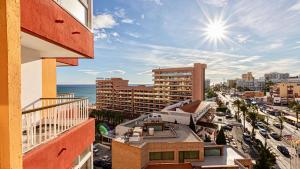 een uitzicht op de stad vanuit een gebouw bij 797 Holiday Rentals - Amplio estudio en Puerto Marina in Benalmádena