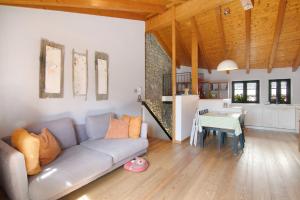 ein Wohnzimmer mit einem Sofa und einem Tisch in der Unterkunft Casa Pollicina in Margno