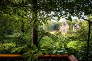 Treehouse 'Morgenrood' Ryckevelde 1451 في دام: مقعد حديقة أمام قلعة قديمة